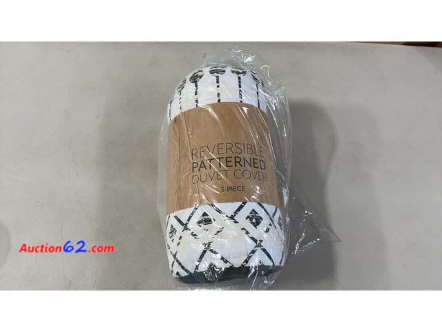 Lot 44-4003w - Reversible Patterned Duvet Cover Set King/Cal King 3-Piece Not Tested See All Photo's Appears New, A basic inspection has been given to this...