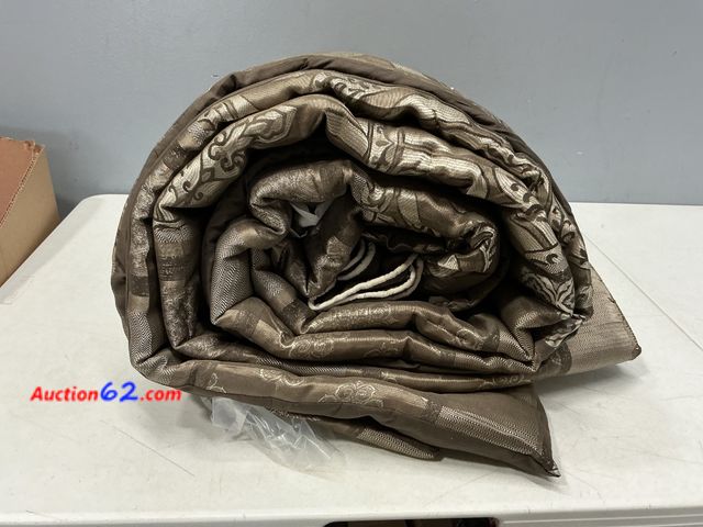 Lot 44-2611m - Rolled Fabric with Damask Pattern Not Tested See All Photo's E-Commerce Return, A basic inspection has been given to this item. Sold AS-IS.