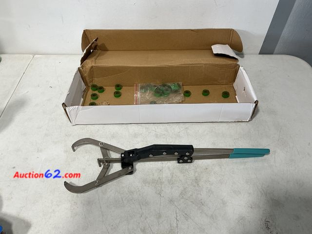 Lot 44-703o - Hose Clamp Pliers with Green Caps See All Photo's Not Tested E-Commerce Return, A basic inspection has been given to this item. Sold AS-IS.