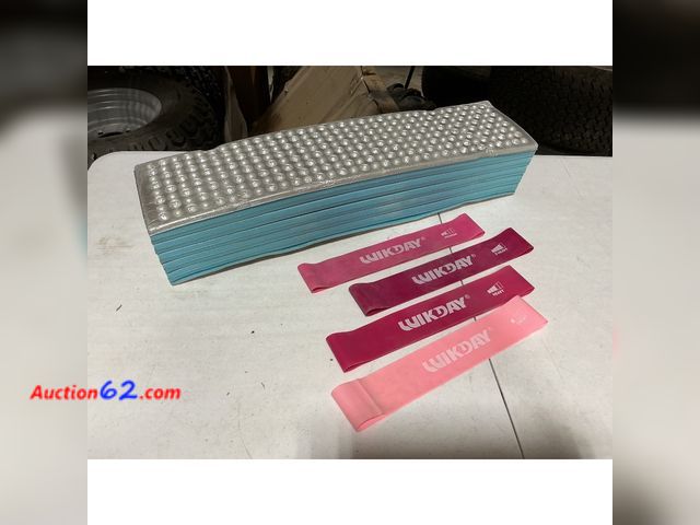 Lot 44-4043w - Fitness Foam Pad and LUIKDAY Resistance Bands E-Commerce Return, A basic inspection has been given to this item. Sold AS-IS.