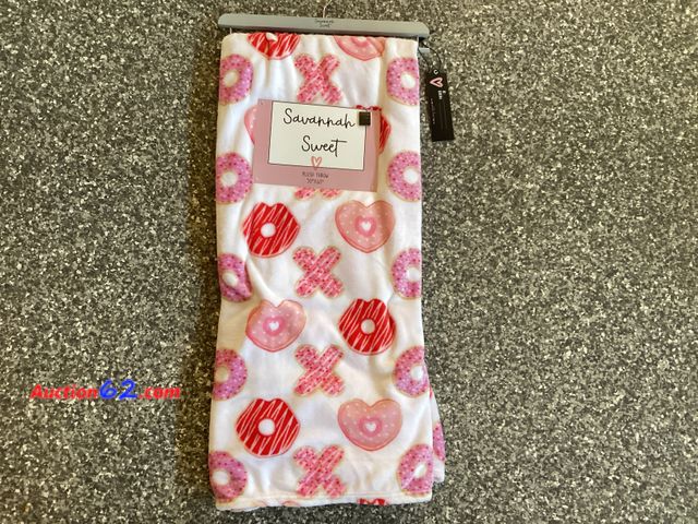 Lot 44-4077f - Lot of (1) Valentine’s Day themed plush throw.  Appears New, A basic inspection has been given to this item. Sold AS-IS. See All Photo's