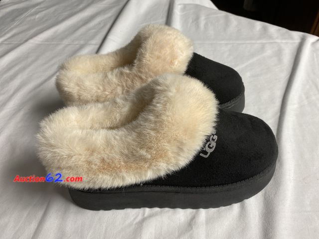 Lot 44-2107f - New. Bought but never wore . Black slip on platform house slippers.  Ladies size 7. See photos. Appears New, A basic inspection has been giv...