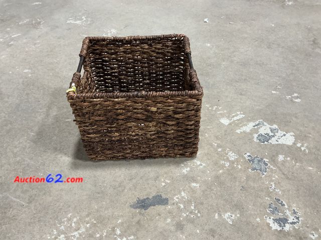 Lot 44-1634w - Large Woven Abaca Basket See All Photo's Not Tested E-Commerce Return, A basic inspection has been given to this item. Sold AS-IS.