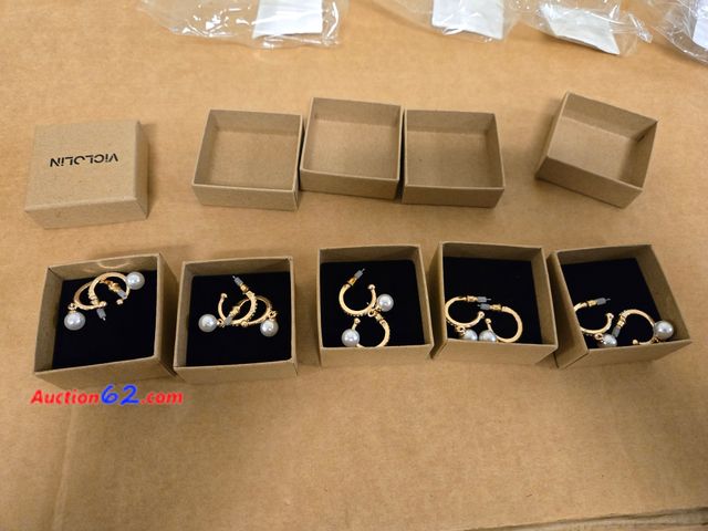 Lot 44-6754b - Lot of 5 Sets of Yellow Gold Earrings Appears New