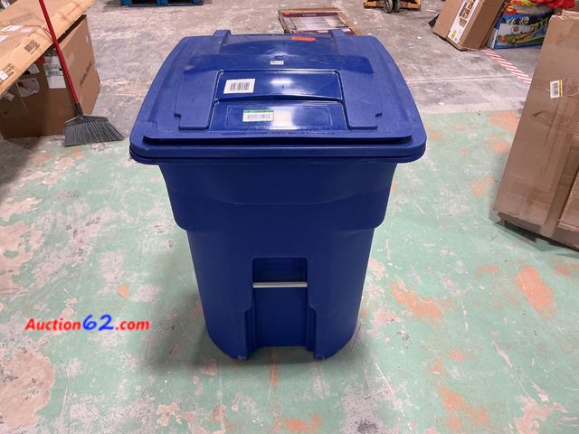 Lot 44-1819i - Rugged Rax, Trash Can, Wheeled - Blue E-Commerce Return, A basic inspection has been given to this item. Sold AS-IS. Dirty Scratched