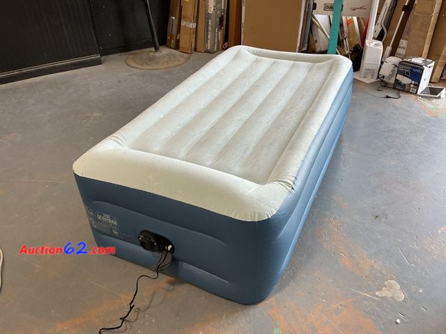 Lot 44-726o - Intex Mid-Rise Airbed Twin 18in with Internal Pump See All Photo's E-Commerce Return, A basic inspection has been given to this item. Sold A...