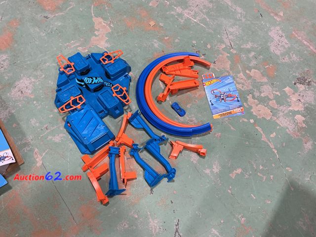 Lot 44-1662f - Hot Wheels Track Set with 1:64 Scale Toy Car, 4 Intersections for Crashing, Powered by a Motorized Booster, Criss-Cross Crash Track (Amazon ...