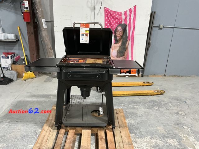 Lot 44-13f - $800 Retail price - Traeger Flatrock 2-Burner Zone Grill, Propane Black Flat Top Griddle (missing knobs)  E-Commerce Return, A basic inspect...