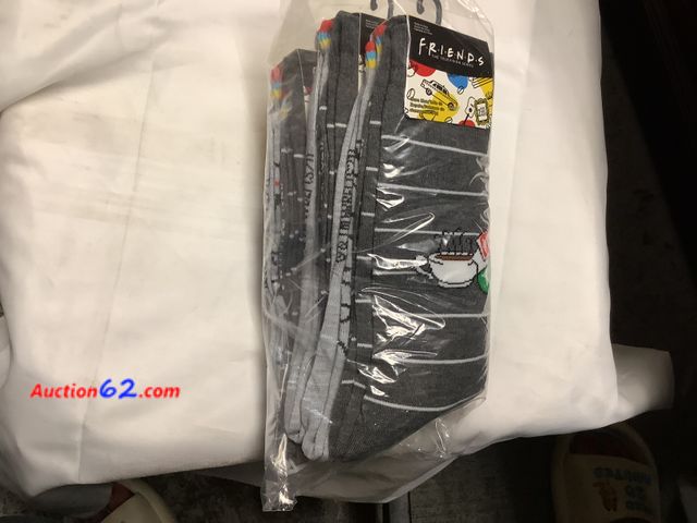 Lot 44-6113a - Friends Socks 6 Pairs Size 6-12 Appears New, A basic inspection has been given to this item. Sold AS-IS. Used See All Photo's Never opened, ...