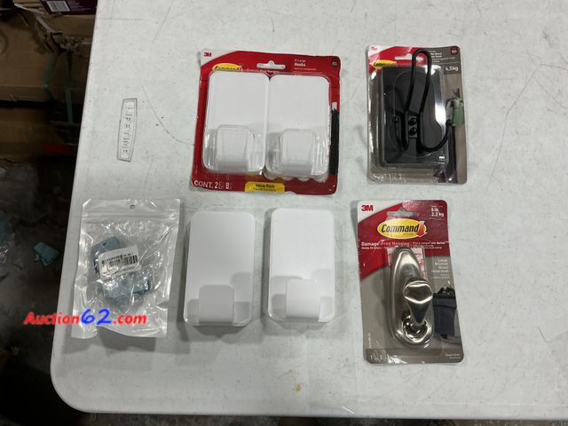Lot 44-1112p - Mix lot of Command Hooks E-Commerce Return, A basic inspection has been given to this item. Sold AS-IS. See All Photo's Not Tested