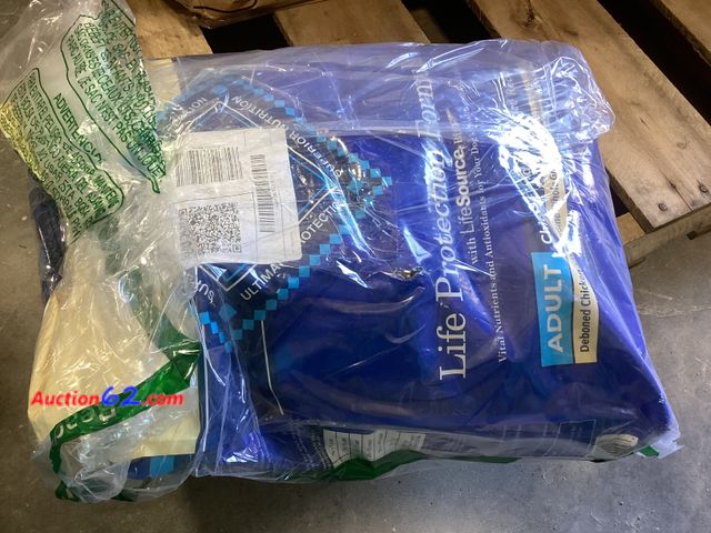 Lot 44-246p - Blue Buffalo Life Protection Formula Natural Adult Dry Dog Food with Chicken and Brown Rice- Opened E-Commerce Return, A basic inspection ha...