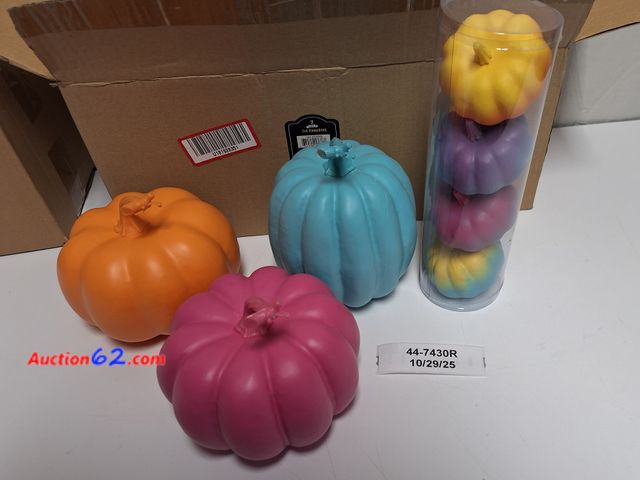 Lot 44-7430r - Colored plastic pumpkins 7 count 3 large 4 small  Appears New, A basic inspection has been given to this item. Sold AS-IS.