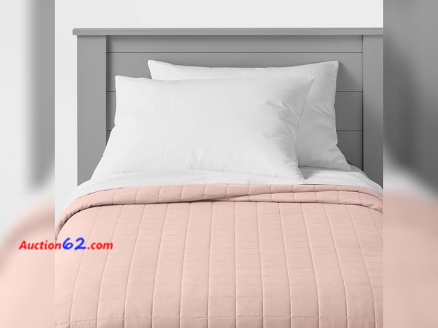 Lot 44-169b - Retail of $40-Box Stitch Microfiber Kids' Quilt - Pillowfort™- Twin- No Box Appears New, A basic inspection has been given to this item. Sol...