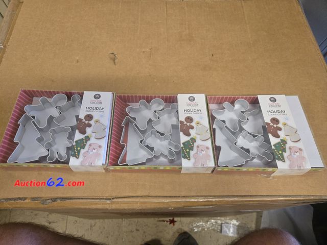 Lot 44-6533t - Lot of 3, 4pc Cookie Cutter Kingdom, Christmas Mini Cookie Cutters Appears New, A basic inspection has been given to this item. Sold AS-IS.