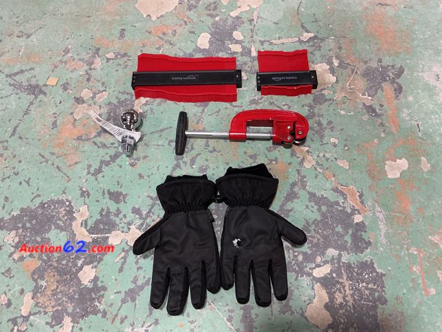 Lot 44-960e - Amazon Basics Contour Gauge Duplicator, Pipe Cutter, Gloves, Mounting Hardware Not Tested E-Commerce Return, A basic inspection has been giv...