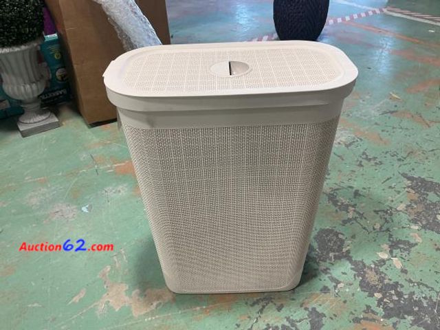 Lot 44-535t - Mind Reader Slim Laundry Hamper with Lid, 40L Clothes Basket, Linen Design, Plastic, Ivory E-Commerce Return, A basic inspection has been gi...