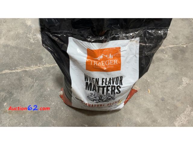 Lot 44-260e - Traeger Grills Signature Blend 100% All-Natural Wood Pellets for Smokers and Pellet Grills, BBQ, Bake, Roast, 18 lb. Bag See All Photo's E-C...