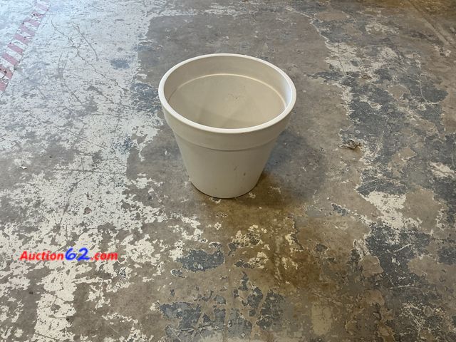 Lot 44-1176p - Lot of (1) Flower Pot E-Commerce Return, A basic inspection has been given to this item. Sold AS-IS. See All Photo's Not Tested