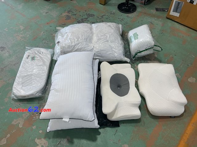 Lot 44-689g - Mix lot of Miscellaneous pillows  E-Commerce Return, A basic inspection has been given to this item. Sold AS-IS. See All Photo's Not Tested