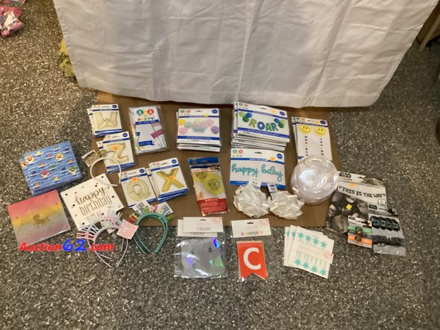 Lot 44-7719j - Lot of miscellaneous party supplies.  Appears New, A basic inspection has been given to this item. Sold AS-IS. See All Photo's
