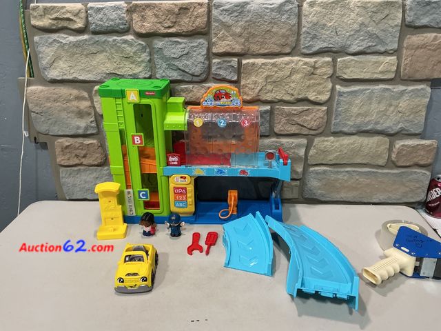 Lot 44-1722f - Fisher-Price Little People Toddler Toy Light-Up Learning Garage Playset with Smart Stages, Car &amp; Ramp for Pretend Play Kids Ages 1+ Year...