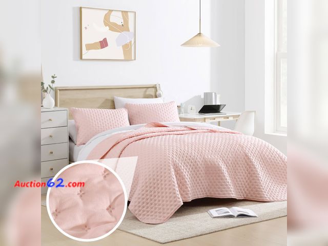Lot 44-361M - CS CATHAYSPORTS Cathay Home Basic Bedding Home Essential All Season 3PC Ultrasonic Microfiber Quatrefoil Quilt Set - Blush, Full/Queen See A...