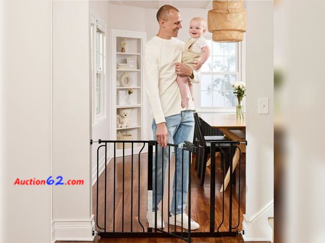 Lot 44-7126i - Regalo easy step extra wide 29" - 49" wide 30" high baby safety gate, black E-Commerce Return, A basic inspection has been given to this ite...