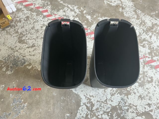Lot 44-1186j - 2 12 gallon trash Bins No Lids E-Commerce Return, A basic inspection has been given to this item. Sold AS-IS.