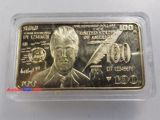 Lot 44-8313s - DONALD TRUMP GOLD PLATED BAR MADE TO LOOK LIKE A 100 DOLLAR BILL W/INDEPENDENCE HALL. COMES IN A PLASTIC CASE.-T