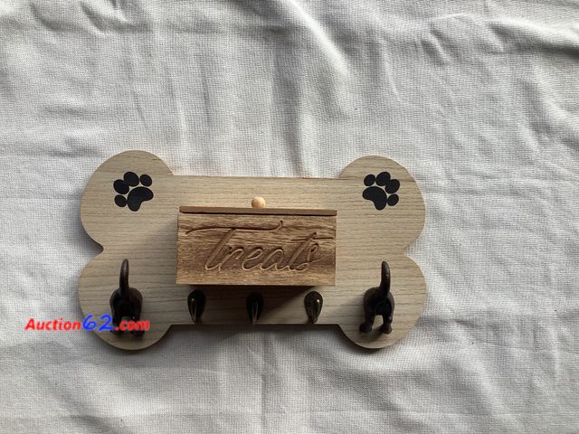 Lot 44-7881P - Lot of (1) wooden wall treat/leash holder.  Appears New, A basic inspection has been given to this item. Sold AS-IS. See All Photo's