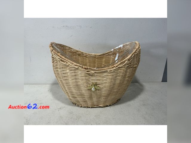 Lot 44-842i - Wicker Basket with Plastic Liner and Bee Embellishment See All Photo's Not Tested Appears New, A basic inspection has been given to this ite...