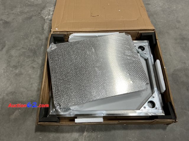 Lot 44-168j - Square Metal Vent in Box E-Commerce Return, A basic inspection has been given to this item. Sold AS-IS.