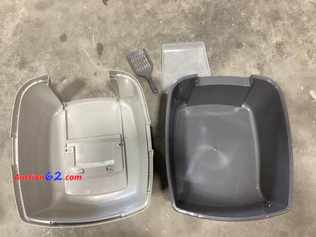 Lot 44-287g - Enclosed Cat Litter- Missing Latch  E-Commerce Return, A basic inspection has been given to this item. Sold AS-IS.