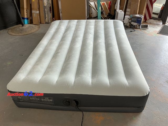 Lot 44-752o - Intex Dura-Beam Mid-Rise Airbed Queen 12in See All Photo's E-Commerce Return, A basic inspection has been given to this item. Sold AS-IS. Po...