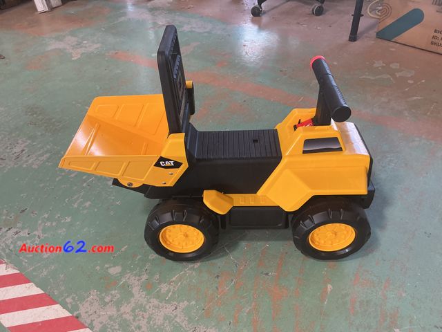 Lot 44-662g - CAT Dump Truck for Kids E-Commerce Return, A basic inspection has been given to this item. Sold AS-IS. Used See All Photo's Not Tested