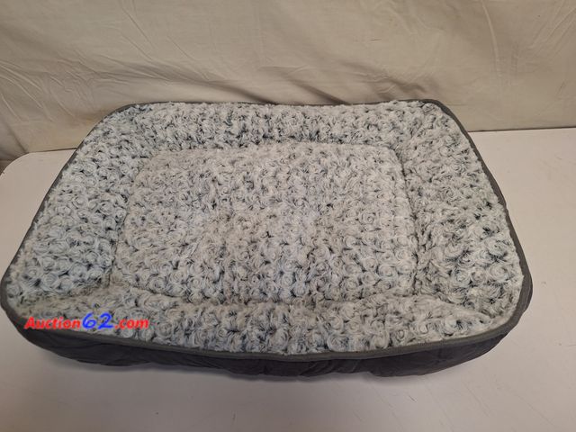 Lot 44-7412o - Small pet bed grey  Appears New, A basic inspection has been given to this item. Sold AS-IS.