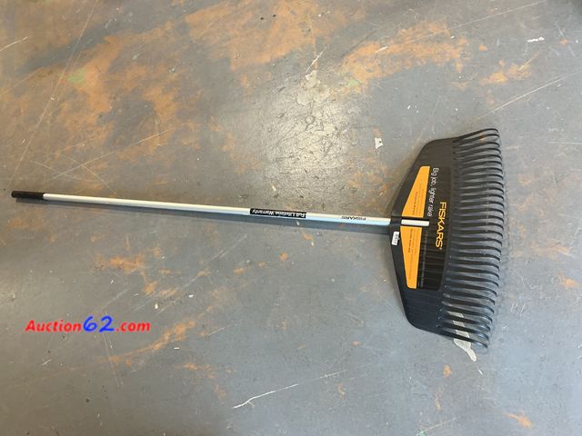 Lot 44-4070m - Fiskars Big Job, Lighter Rake Not Tested See All Photo's E-Commerce Return, A basic inspection has been given to this item. Sold AS-IS.