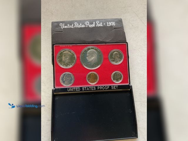 Lot 49-1505490 - 1976 UNITED STATES PROOF SET 6 COINS IN HARD PLASTIC CASE WITH ORIGINAL SLEEVE #COINS0122