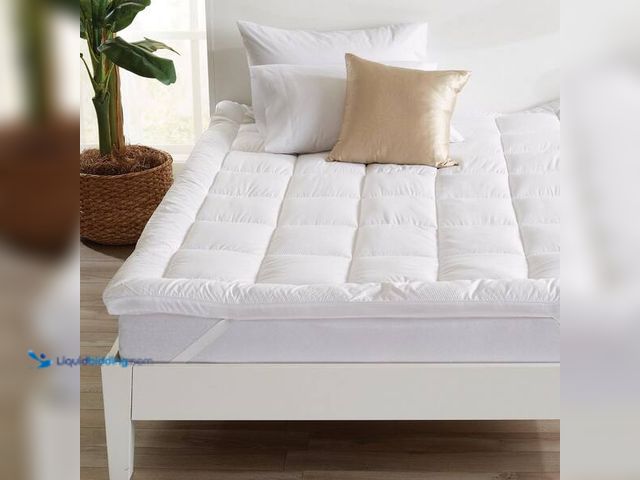 Lot 49-5446901 - FRESHFOLDS
White Premium 2 in. Thick Down Alternative Twin XL Mattress Topper. Item is used.