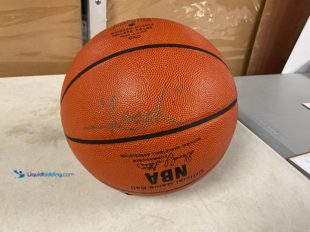 Lot 49-1505651 - COLLECTIBLE VERY NICE DETROIT PISTONS SUPERSTAR ISIAH THOMAS AUTOGRAPHED BASKETBALL #COINS1211