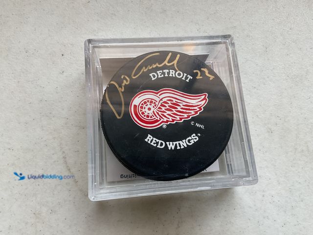 Lot 49-1801464 - RED WINGS LEGEND  DINO CICCARELLI AUTOGRAPHED HOCKEY PUCK.