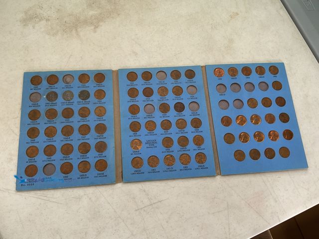 Lot 49-1505811 - WHITMAN COLLECTOR BOOKLET LINCOLN HEAD CENT STARTING 1941 ONLY MISSING 12 COINS #COINS1211