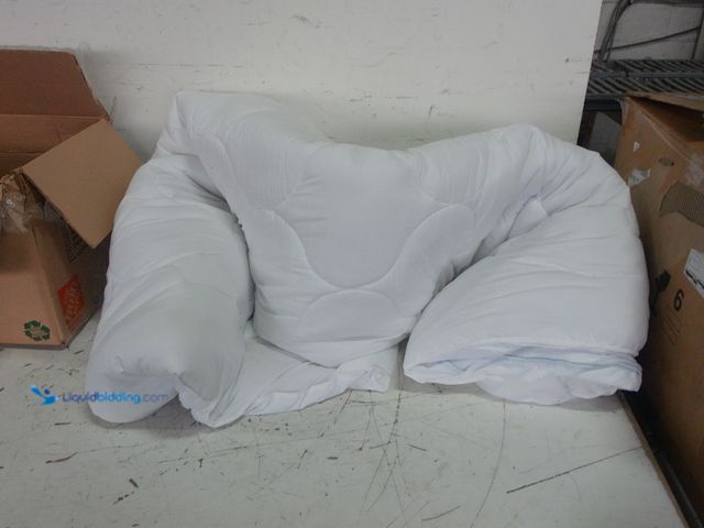 Lot 49-1625578 - Queen Sized Mattress Topper, Slightly used.  Ref#SR0708