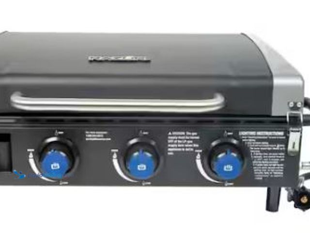 Lot 49-1518162 - Razor 25 in. 3-Burner Portable Propane Gas Griddle with Lid in Black Model # GGC2228MG, Unused  Ref#...