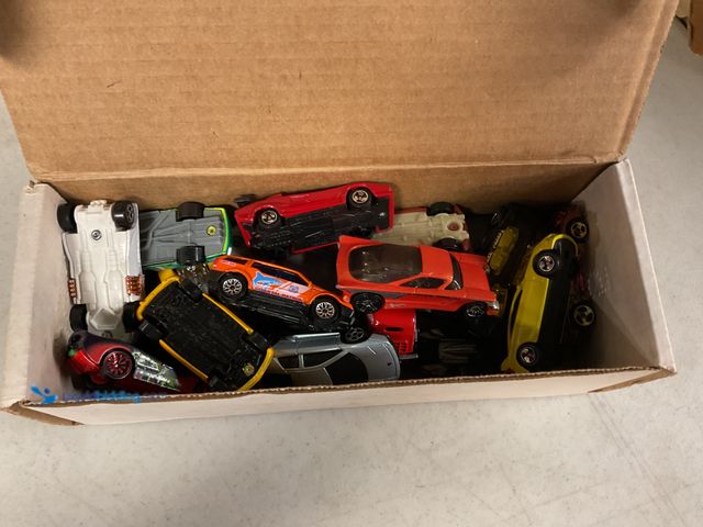 Lot 49-5467329 - Other 1990 FLEER BASKETBALL COMPLETE 197 CARD SET INCLUDING MICHAEL JORDAN AND MORE