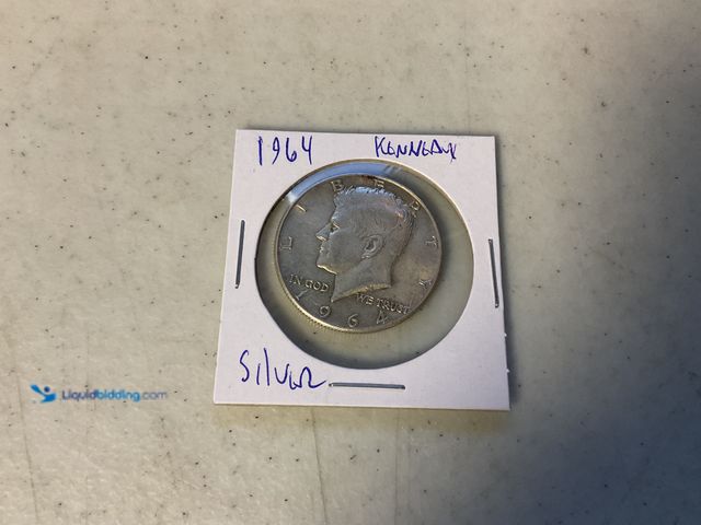 Lot 49-1830032 - 1964 KENNEDY HALF DOLLAR COIN 90% SILVER #COINS0219