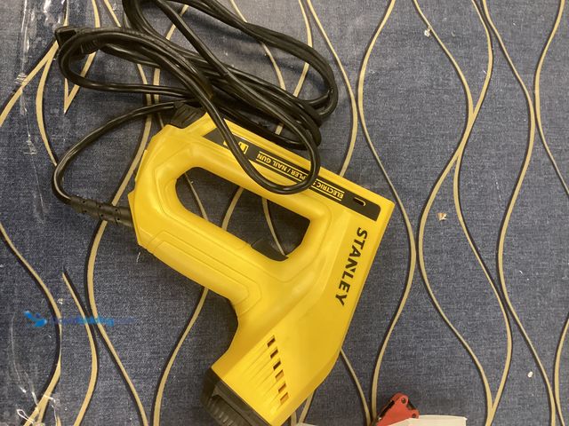 Lot 49-5486907 - Stanley TRE550Z 2-in-1 Nailer and Electric Stapler Item is used, tested/works