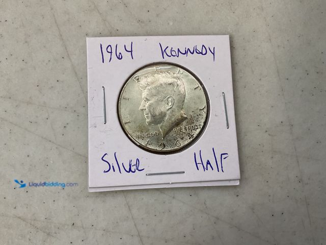 Lot 49-1505715 - 1964 KENNEDY HALF DOLLAR COIN 90% SILVER #COINS0122