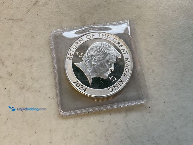 Lot 49-1830547 - 2024 PRESIDENT DONALD TRUMP RETURN OF THE GREAT MAGA KING 1 TROY OZ .999 FINE SILVER ROUND #COINS021...