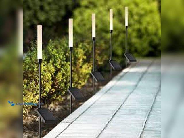 Lot 49-5553051 - Member's Mark Reed LED Solar Landscape Accent Lights, 5 Pack. Brand New in a box MODEL:193968548216 ...